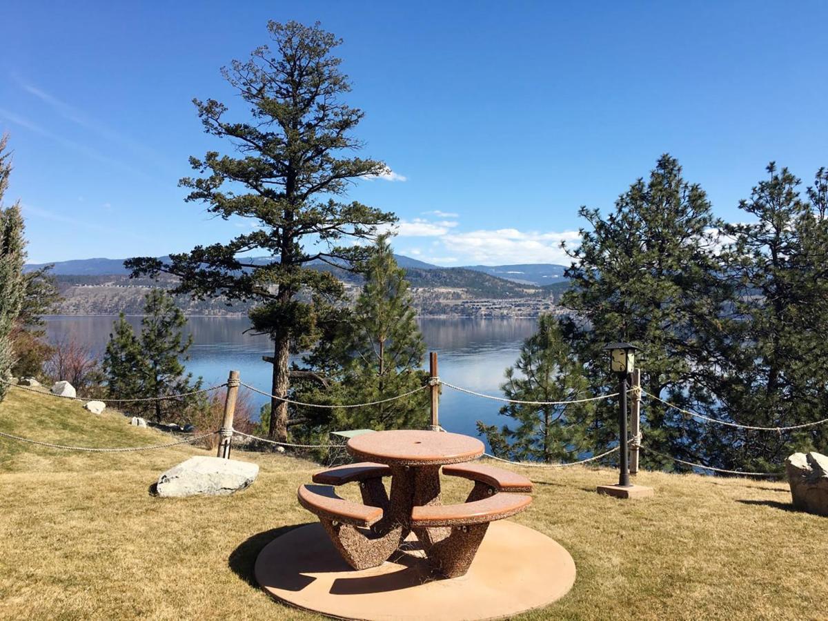 Cozystay Signature Lake Okanagan Resort Kelowna Exteriör bild