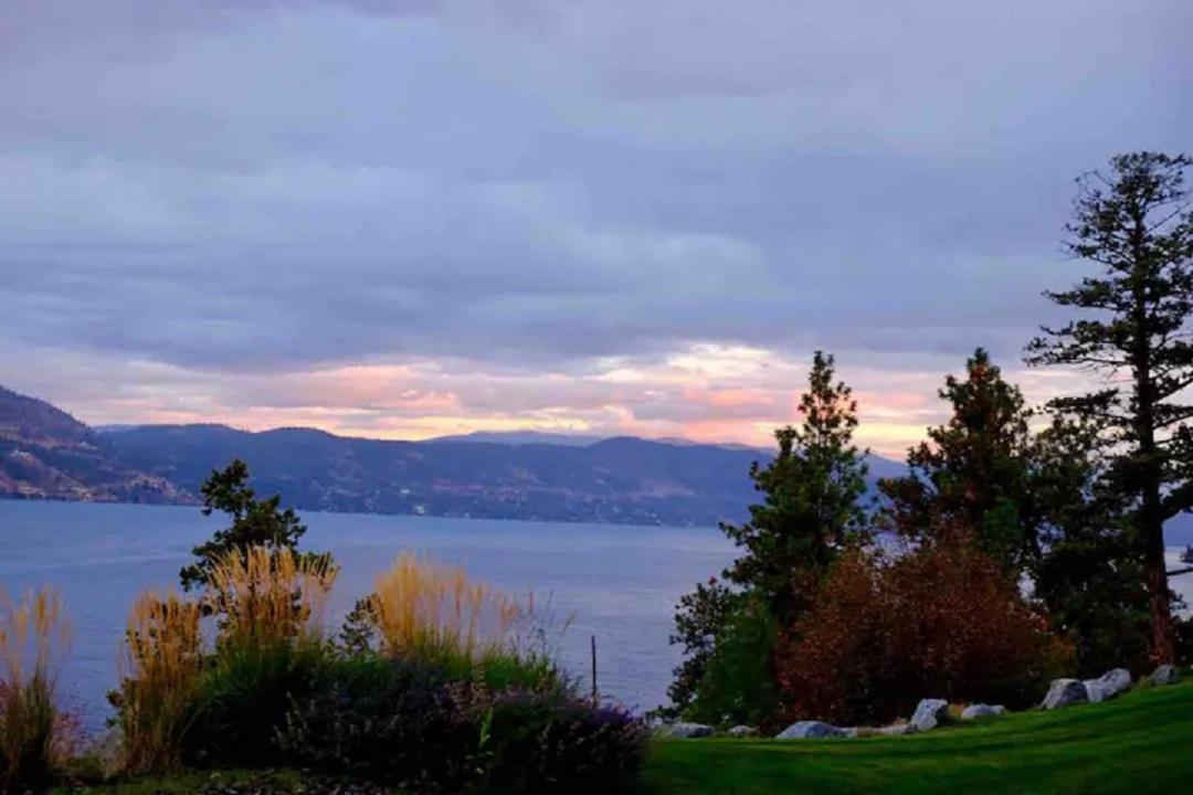 Cozystay Signature Lake Okanagan Resort Kelowna Exteriör bild